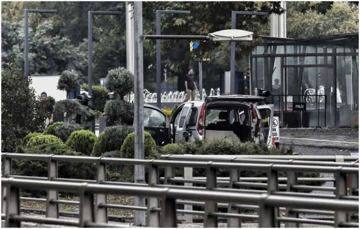 Explosion heard near Ministry of Internal Affairs building in Ankara; Two policemen injured; suicide bombers killed