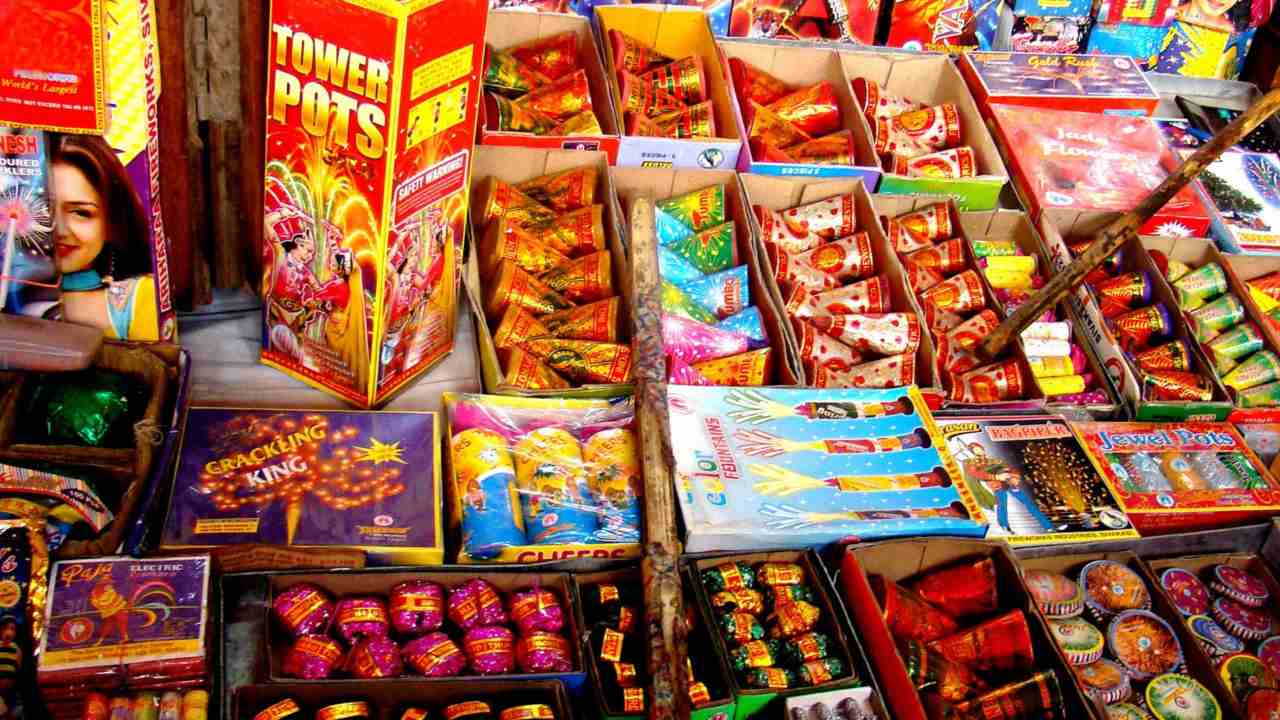 Despite lower sales, cracker traders optimistic about reaching a ₹300-crore business