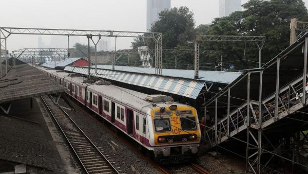 Mumbai: Western railway suburban local train uncouples in Mumbai, no casualties reported