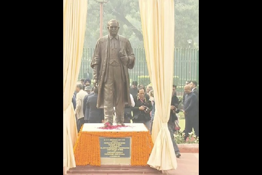 President Murmu Unveils Statue of BR Ambedkar in SC to Mark Constitution Day