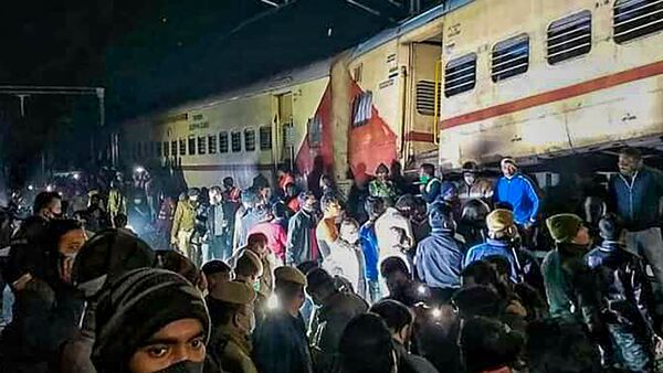 Jharkhand: 2 people dead after Delhi-bound train abruptly halts from technical issues