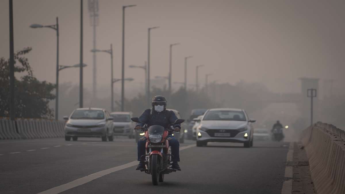 Air quality across Delhi continues to prevail in ‘Severe’ category despite light rain, AQI at 462