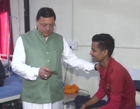 Uttarakhand CM Dhami Distributes Rs 1 Lakh Relief to Rescued Tunnel Workers