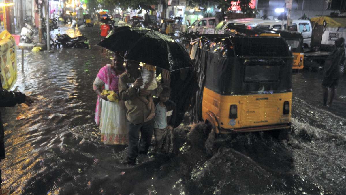 Tamil Nadu: Heavy rain lashes Chennai city, streets flooded, schools shut; Emergency services are on high alert