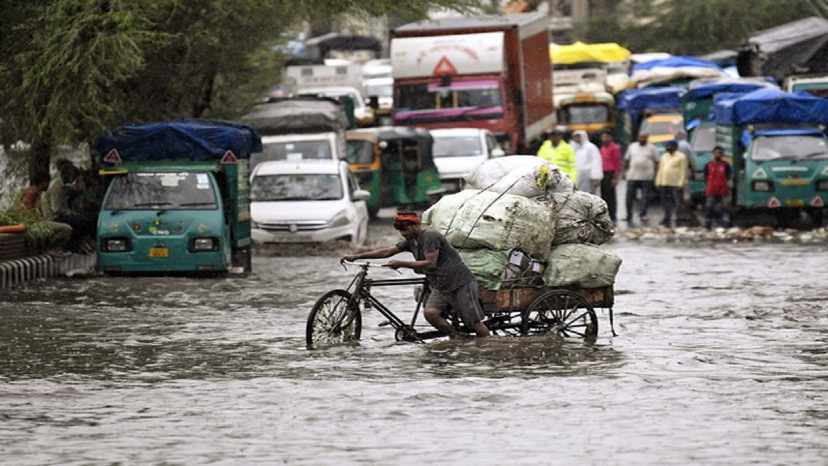 Heavy Rainfall Disrupts Normal Life in Tamil Nadu; Schools Closed in Nilgiris District
