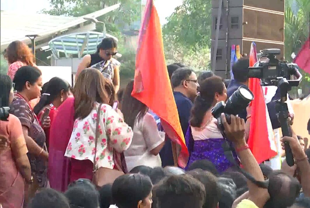 Piyush Goyal Inaugurates ‘One Bharat Sari Walkathon’ in Mumbai; Sonali Bendre Attends