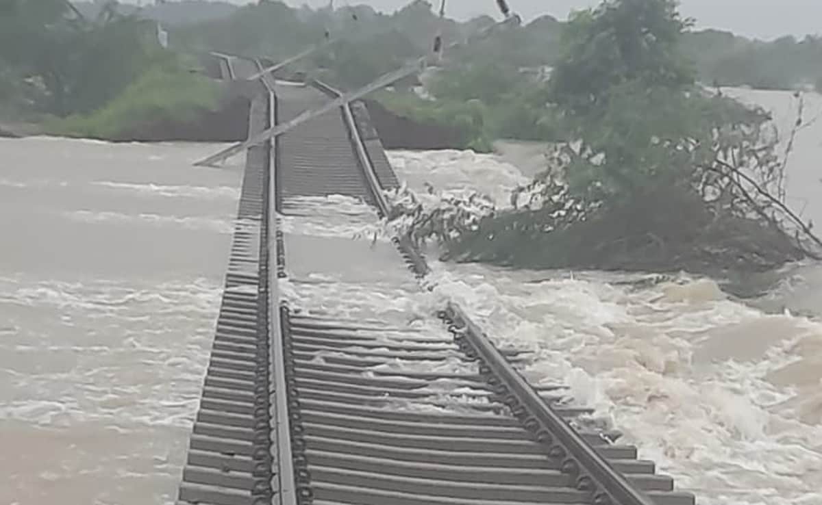 Heavy Rain Paralyzes Tamil Nadu Station: 500 Passengers Stranded, Tracks Damaged