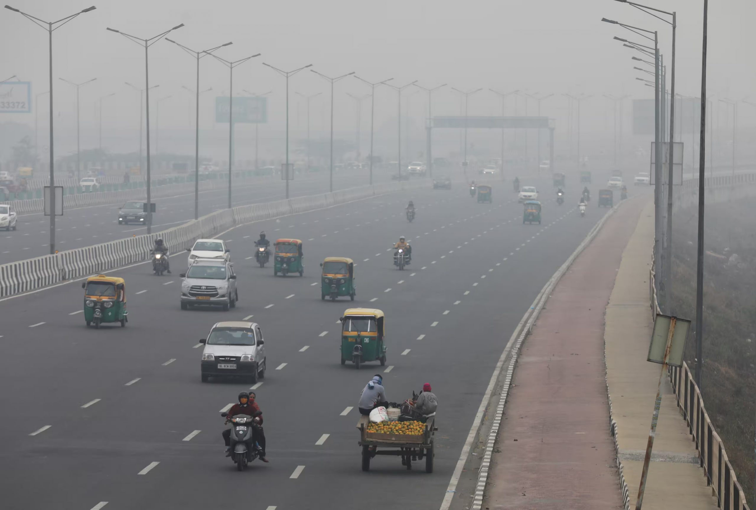 Delhi Christmas Morning: Thick Fog Blankets City, Air Quality Upgrades to ‘Very Poor’ Category