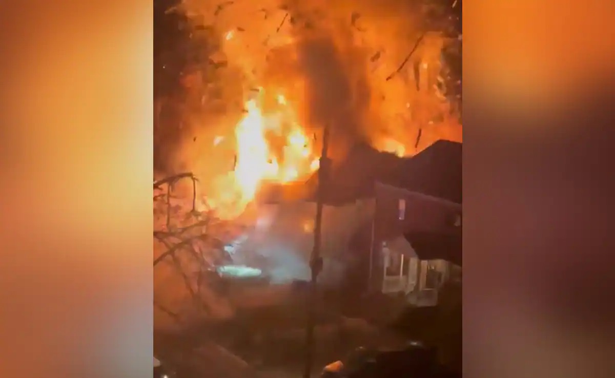 US blast: Virginia home explodes minutes after police warn of man setting off flare gun