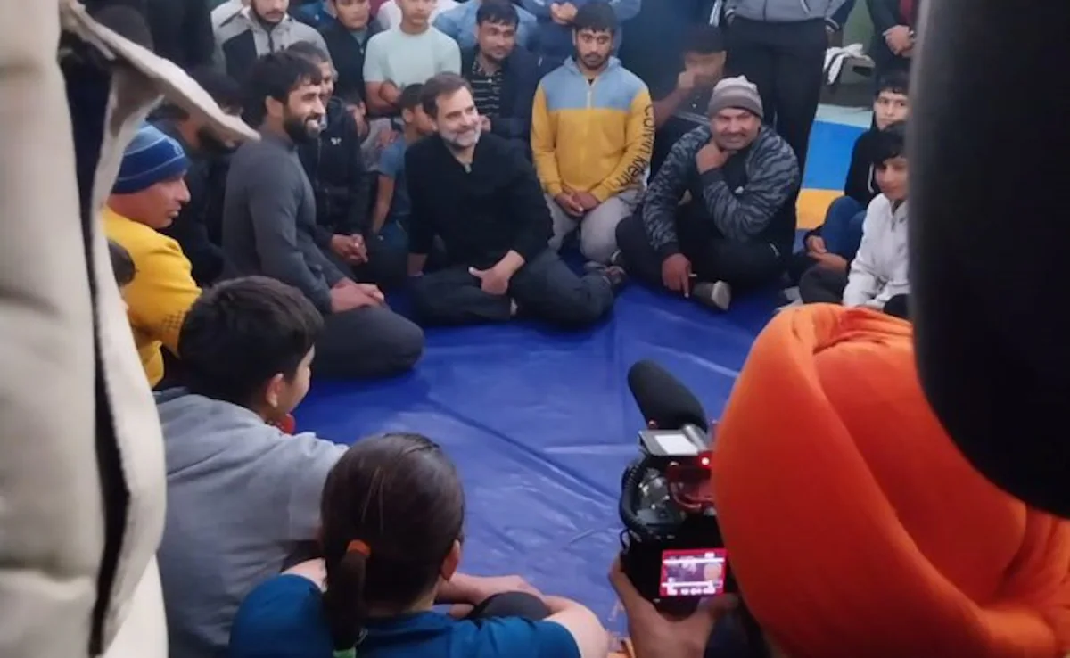 Rahul Gandhi Meets Bajrang Punia and Other Wrestlers Amid Award Return Protest