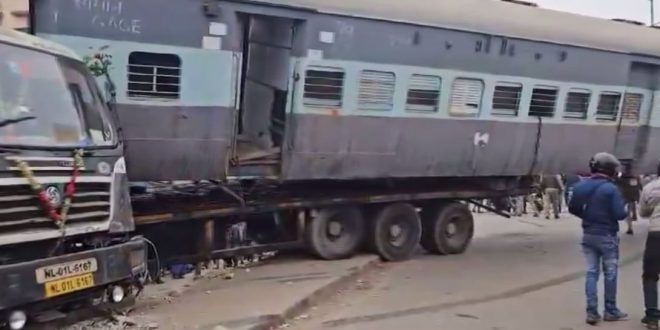 Bihar: Truck carrying train coach meets with accident in Bhagalpur due to brake failure