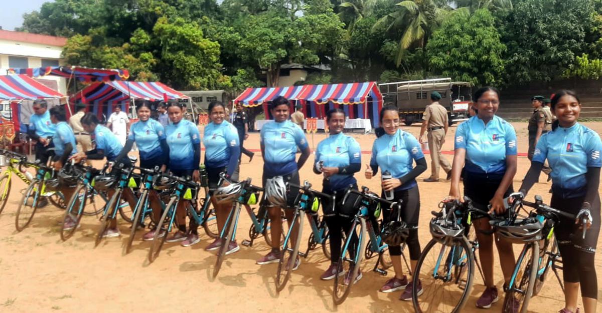 Lucknow:Girl Cadets Embark on 2107-km ‘Nari Shakti Mega Cyclothon’