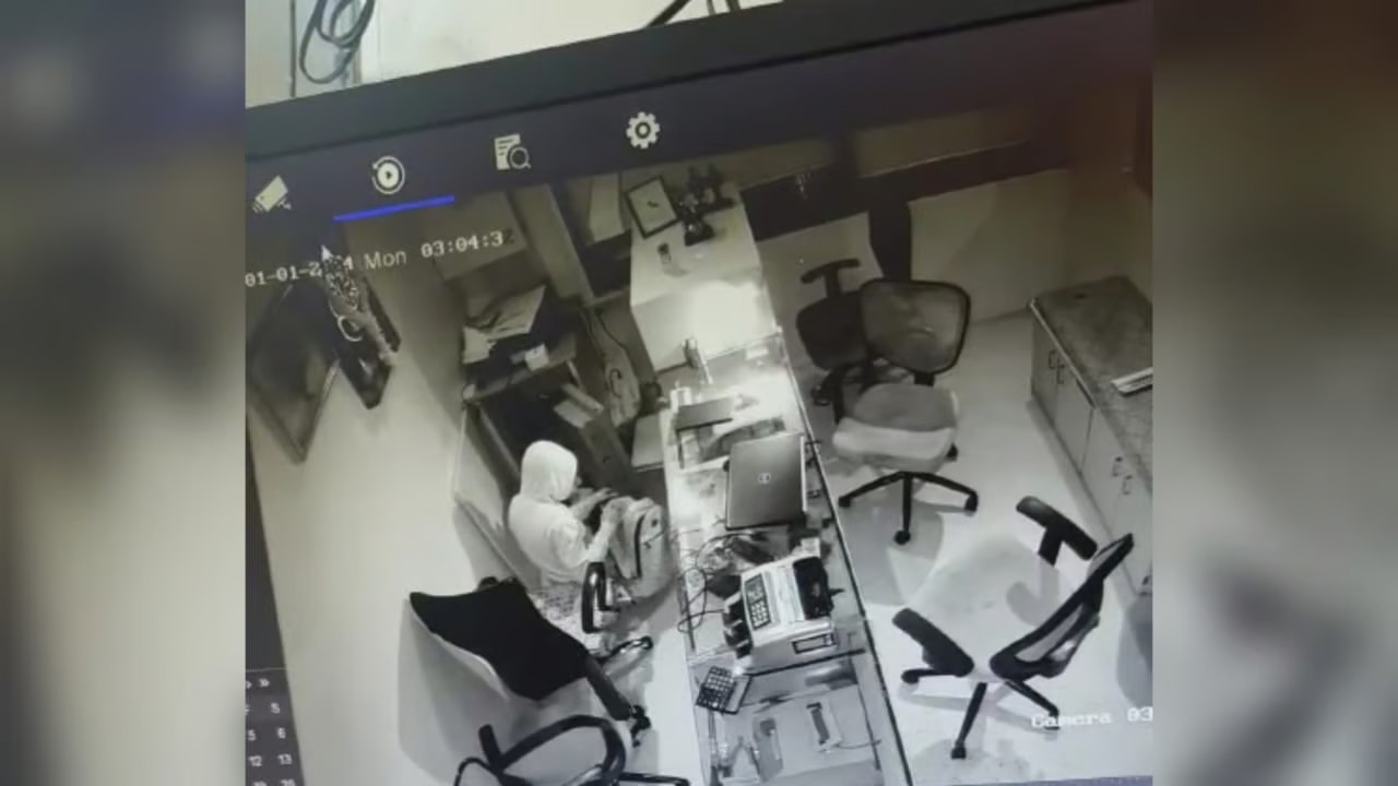 On CCTV: Robber steals Gold & Cash worth over ₹3 crore from Pune Jewellery showroom