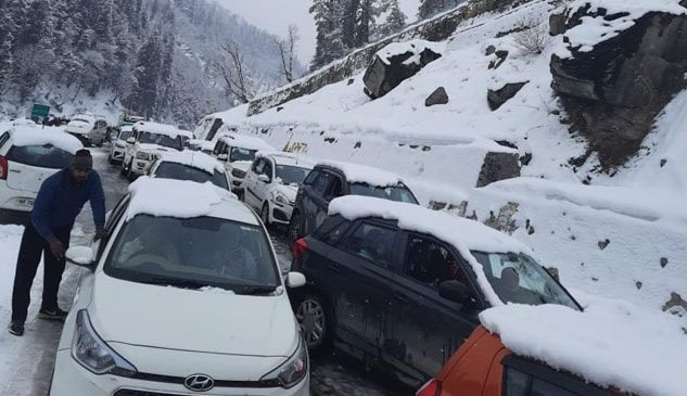 HP: Police rescue 300 tourists stranded after snowfall near Atal Tunnel in Rohtang