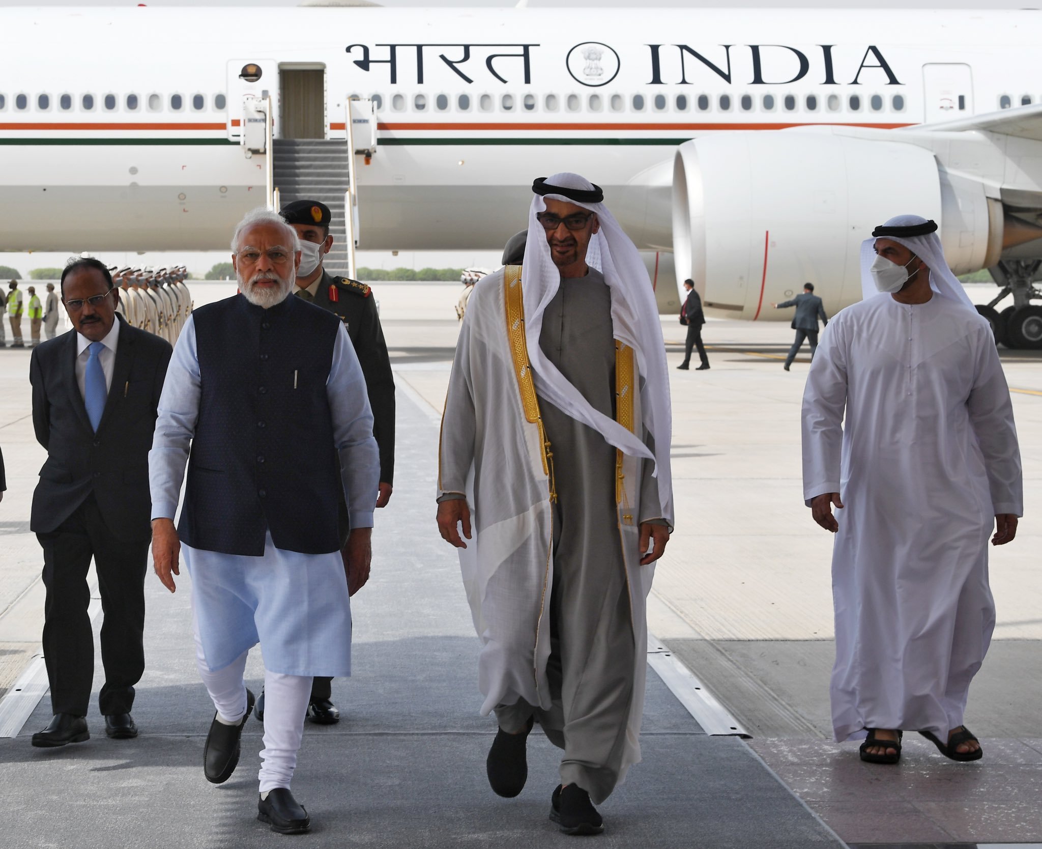 PM Modi Welcome to UAE President Mohamed Bin Zayed at Vibrant Gujarat Global Summit