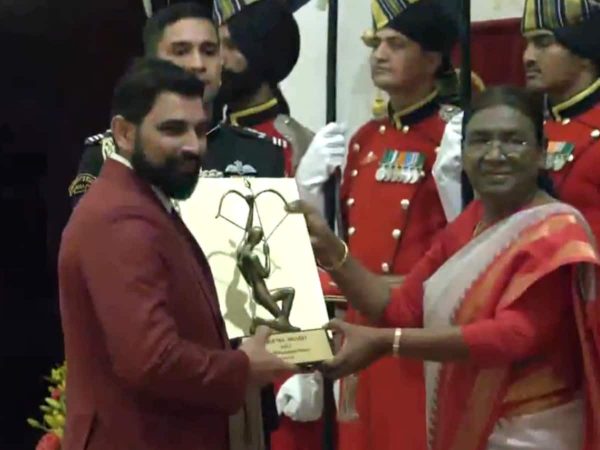 Delhi: Indian cricketer Mohammed Shami receives Arjuna Award from President Droupadi Murmu
