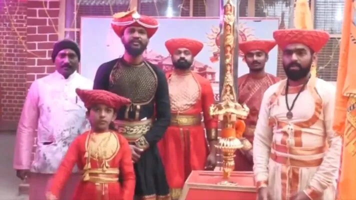 Huge 7-foot long Sword, weighing 80 kg offered to Ram Lalla in Ayodhya by Maharashtra devotees