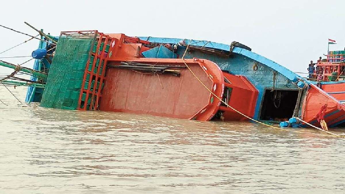 West Bengal: No trace of 5 missing after boat sinks in Rupnarayan river, rescue operation on