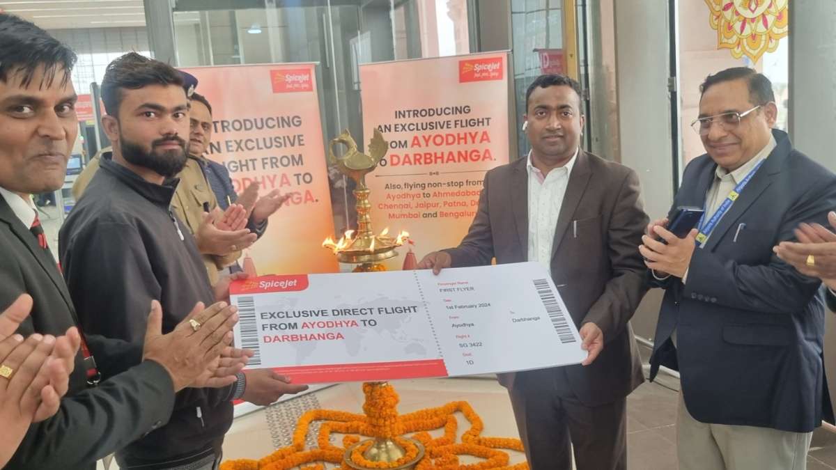 SpiceJet Inaugurates Ayodhya Flights with Historic Boarding Pass Handover by DM