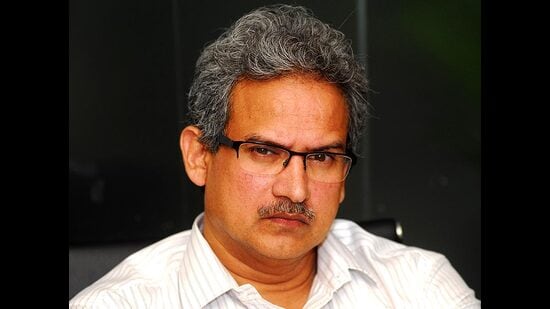Anil Desai, Shiv Sena leader, summoned by mumbai police in fund withdrawal complaint by Shinde faction