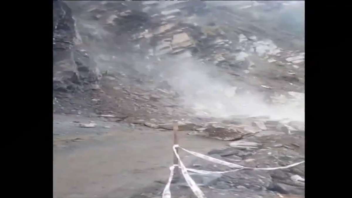 J&K: Mudslides and shooting stones block Jammu-Srinagar National Highway 44