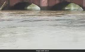 Tragic Mishap in UP : Teen Falls Into Canal While Filming Reels