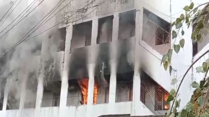 Andhra Pradesh: A major fire breaks out at godown in Vijayawada, property worth Rs 5 cr lost