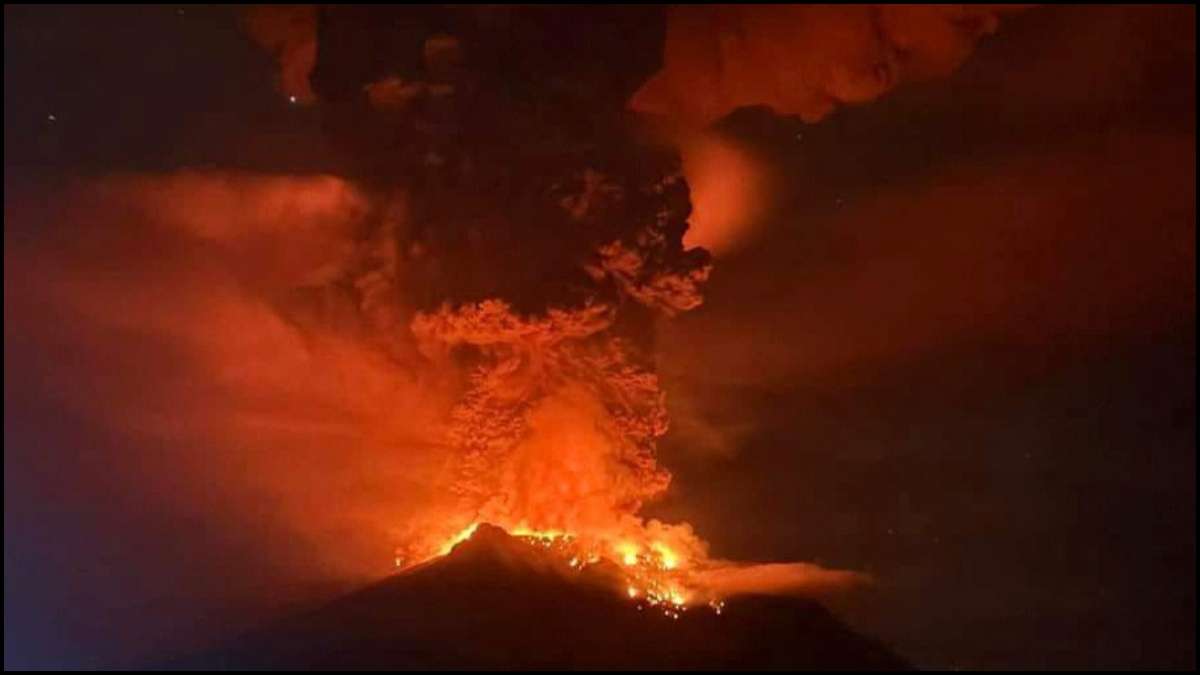 Indonesia volcano: Over 2,100 evacuated amidst spreading ash and tsunami fears