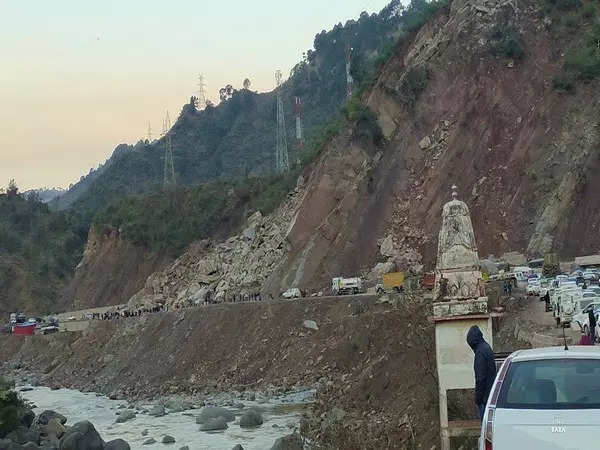 After landslide in Ramban district, Jammu-Srinagar national highway blocked