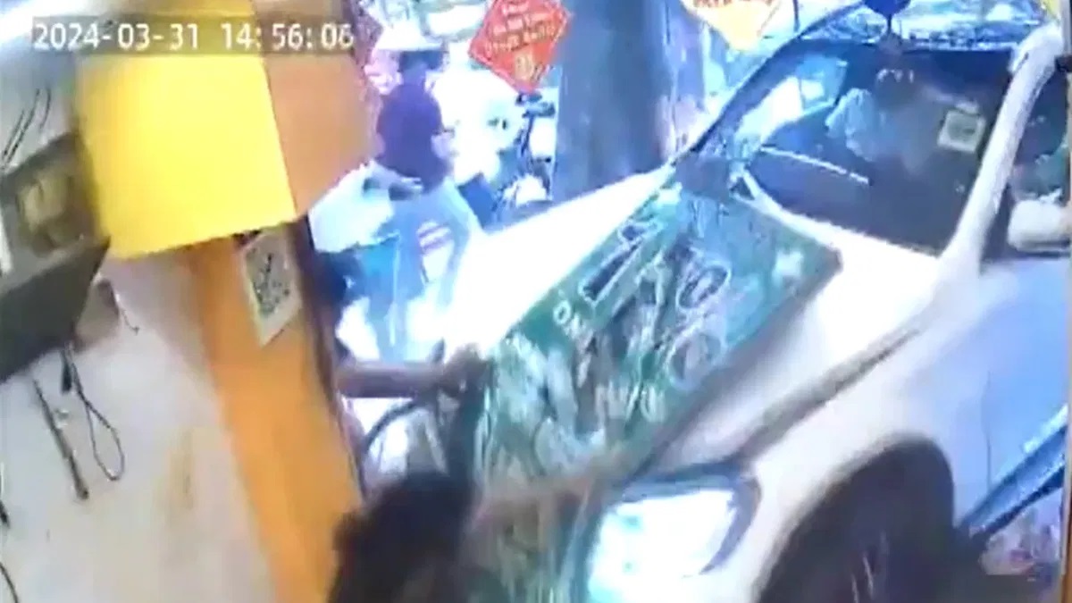 Delhi SUV Crash Video: Noida Lawyer’s car collides with famous Fateh Kachori joint, injures 6 people