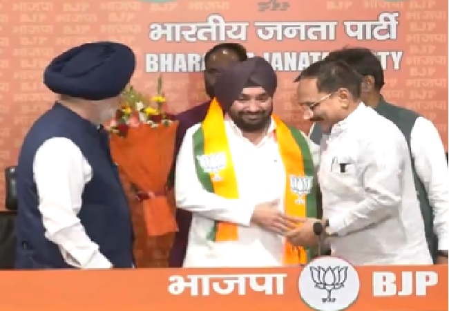 Ahead of polls, Arvinder Singh Lovely, days after resigning as Delhi Congress president, joins BJP