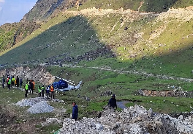 Emergency Helicopter Landing in Kedarnath Dham: Pilgrims Narrowly Escape Major Accident