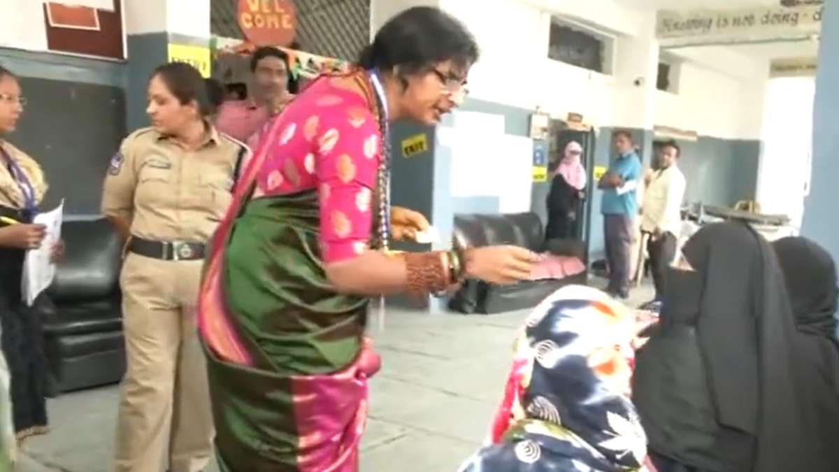 Hyderabad Election Controversy: Madhavi Latha, BJP Candidate, Checks Voter IDs of Voters by Removing Burqa